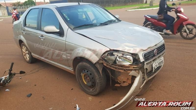 Homem pilotando ciclomotor colide frontalmente com carro no bairro centro em Rolim de Moura Homem pilotando ciclomotor colide frontalmente com carro no bairro centro em Rolim de Moura