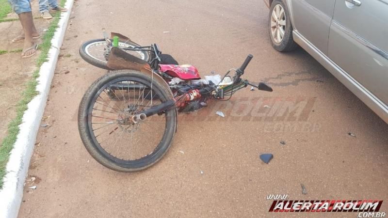 Homem pilotando ciclomotor colide frontalmente com carro no bairro centro em Rolim de Moura Homem pilotando ciclomotor colide frontalmente com carro no bairro centro em Rolim de Moura
