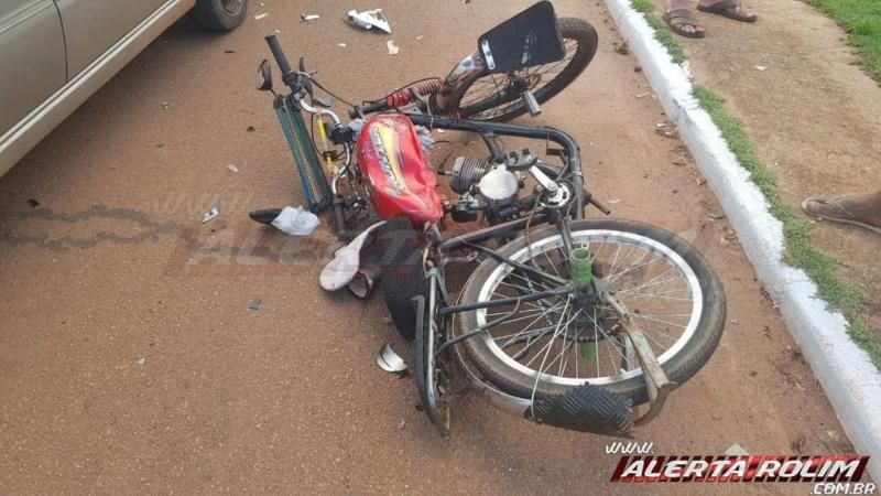 Homem pilotando ciclomotor colide frontalmente com carro no bairro centro em Rolim de Moura Homem pilotando ciclomotor colide frontalmente com carro no bairro centro em Rolim de Moura