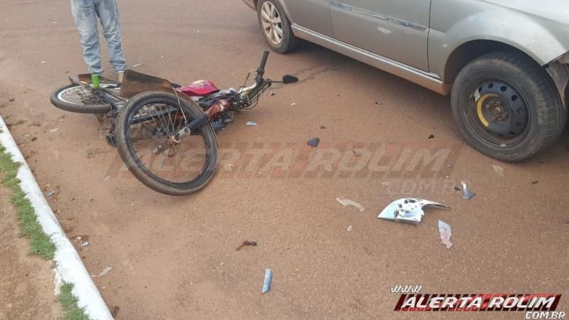 Homem pilotando ciclomotor colide frontalmente com carro no bairro centro em Rolim de Moura Homem pilotando ciclomotor colide frontalmente com carro no bairro centro em Rolim de Moura