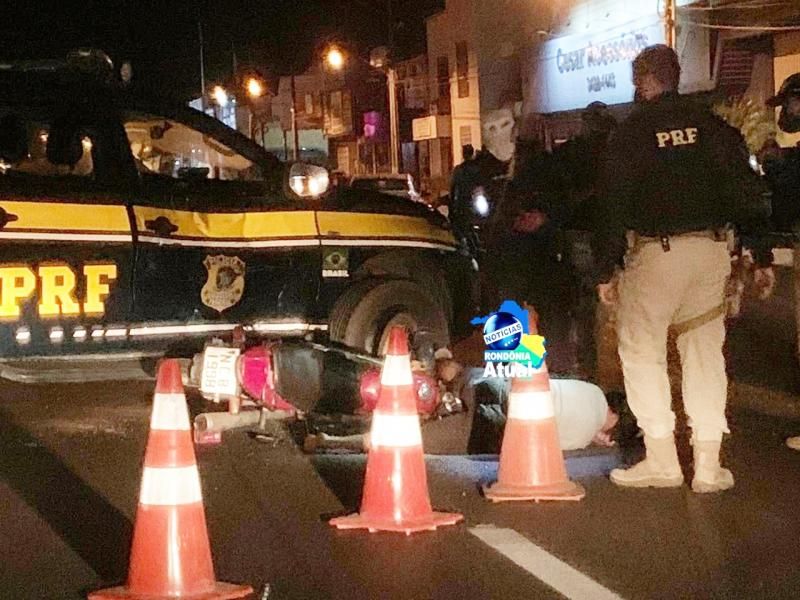 Motociclista bate contra viatura da PRF que realizava blitz na BR-364, em RO Motociclista bate contra viatura da PRF que realizava blitz na BR-364, em RO