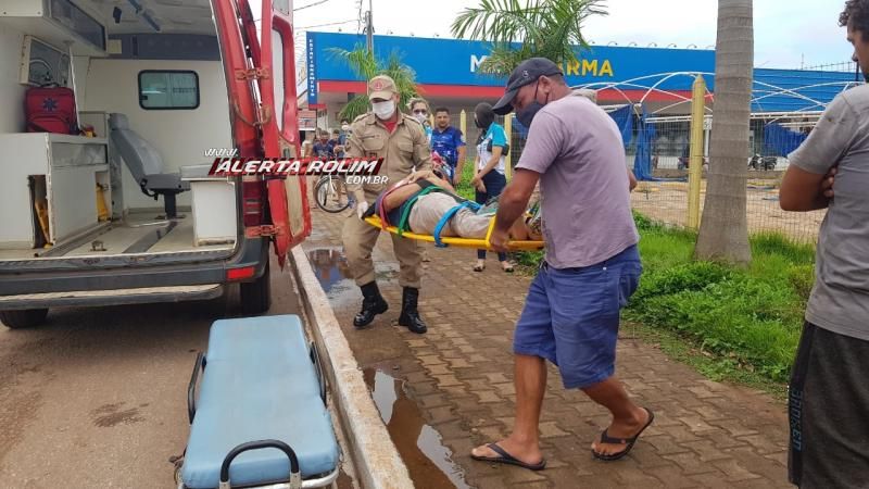 Motociclista é socorrido pelos bombeiros militares após sofrer queda na Avenida Norte Sul, em Rolim de Moura Motociclista é socorrido pelos bombeiros militares após sofrer queda na Avenida Norte Sul, em Rolim de Moura