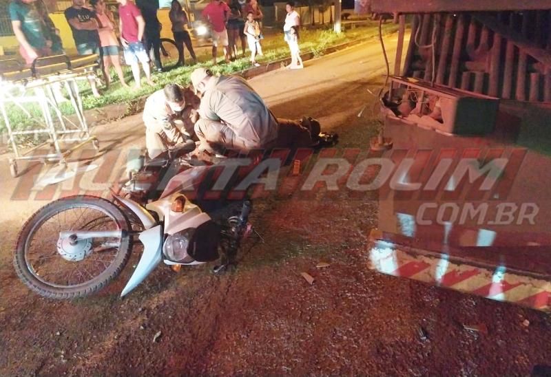Motociclista fica ferido após bater na traseira de carreta estacionada na Avenida Fortaleza, em Rolim de Moura Motociclista fica ferido após bater na traseira de carreta estacionada na Avenida Fortaleza, em Rolim de Moura