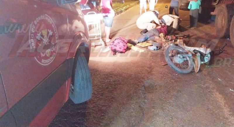 Motociclista fica ferido após bater na traseira de carreta estacionada na Avenida Fortaleza, em Rolim de Moura Motociclista fica ferido após bater na traseira de carreta estacionada na Avenida Fortaleza, em Rolim de Moura
