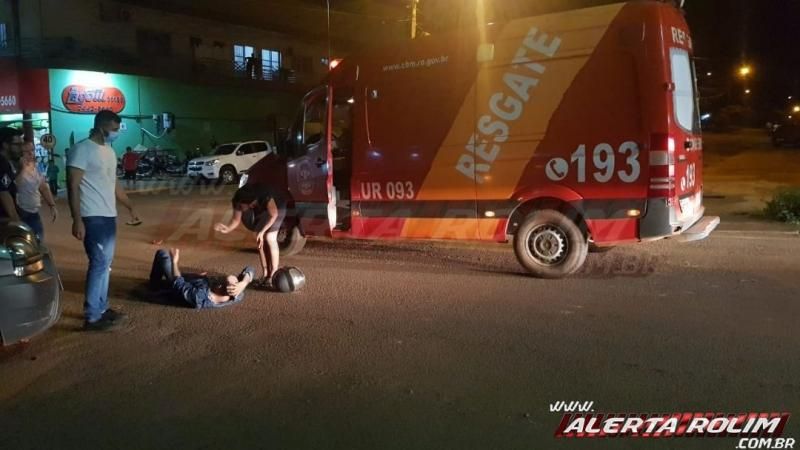 Motociclista fratura perna em acidente trânsito registrado no centro de Rolim de Moura Motociclista fratura perna em acidente trânsito registrado no centro de Rolim de Moura