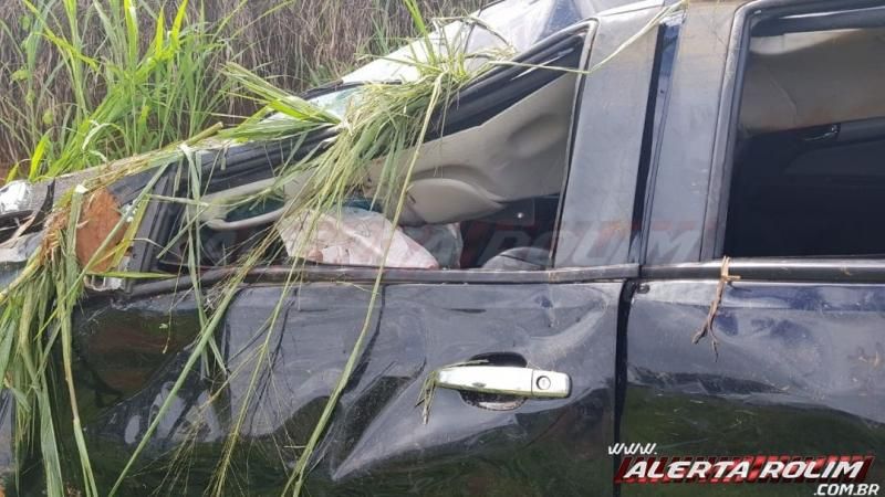 Motorista perde o controle de veículo e capota na linha 180 em Rolim de Moura Motorista perde o controle de veículo e capota na linha 180 em Rolim de Moura