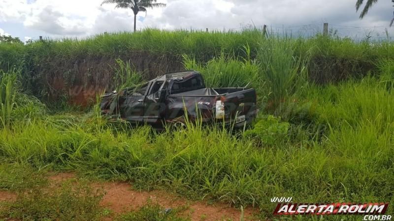 Motorista perde o controle de veículo e capota na linha 180 em Rolim de Moura Motorista perde o controle de veículo e capota na linha 180 em Rolim de Moura