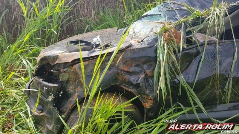 Motorista perde o controle de veículo e capota na linha 180 em Rolim de Moura Motorista perde o controle de veículo e capota na linha 180 em Rolim de Moura