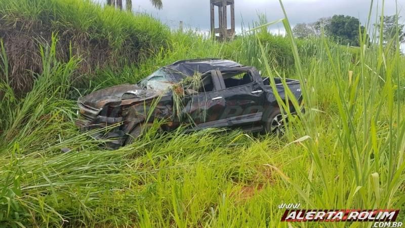 Motorista perde o controle de veículo e capota na linha 180 em Rolim de Moura Motorista perde o controle de veículo e capota na linha 180 em Rolim de Moura