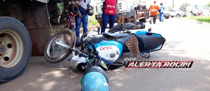 Mototaxista fratura braço e perna ao bater na traseira de caminhão estacionado no Bairro Cidade Alta, em Rolim de Moura Mototaxista fratura braço e perna ao bater na traseira de caminhão estacionado no Bairro Cidade Alta, em Rolim de Moura