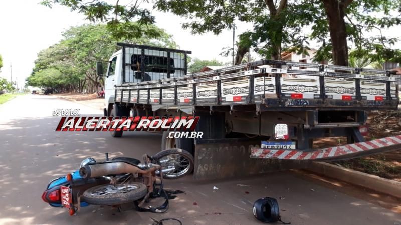 Mototaxista fratura braço e perna ao bater na traseira de caminhão estacionado no Bairro Cidade Alta, em Rolim de Moura Mototaxista fratura braço e perna ao bater na traseira de caminhão estacionado no Bairro Cidade Alta, em Rolim de Moura