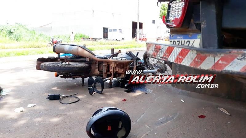 Mototaxista fratura braço e perna ao bater na traseira de caminhão estacionado no Bairro Cidade Alta, em Rolim de Moura Mototaxista fratura braço e perna ao bater na traseira de caminhão estacionado no Bairro Cidade Alta, em Rolim de Moura