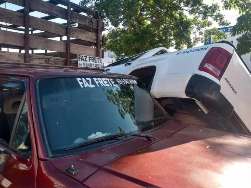 Picape “monta” em outra após acidente inusitado em Vilhena Picape “monta” em outra após acidente inusitado em Vilhena