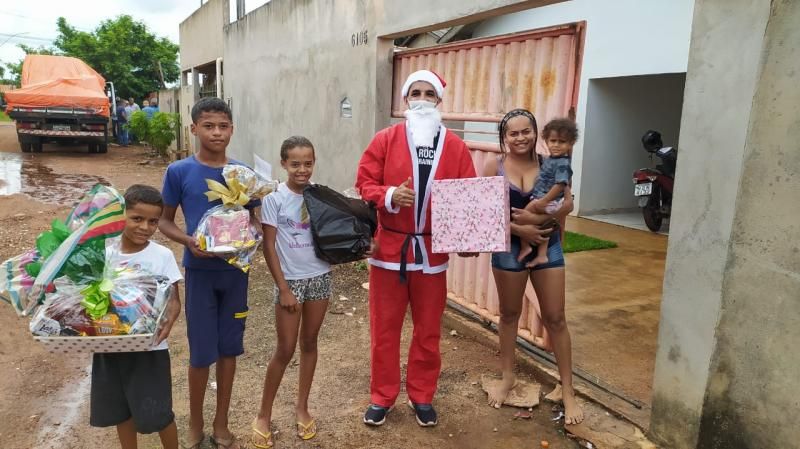 Polícia Militar realiza ação social doando presentes nos bairros de Rolim de Moura Polícia Militar realiza ação social doando presentes nos bairros de Rolim de Moura