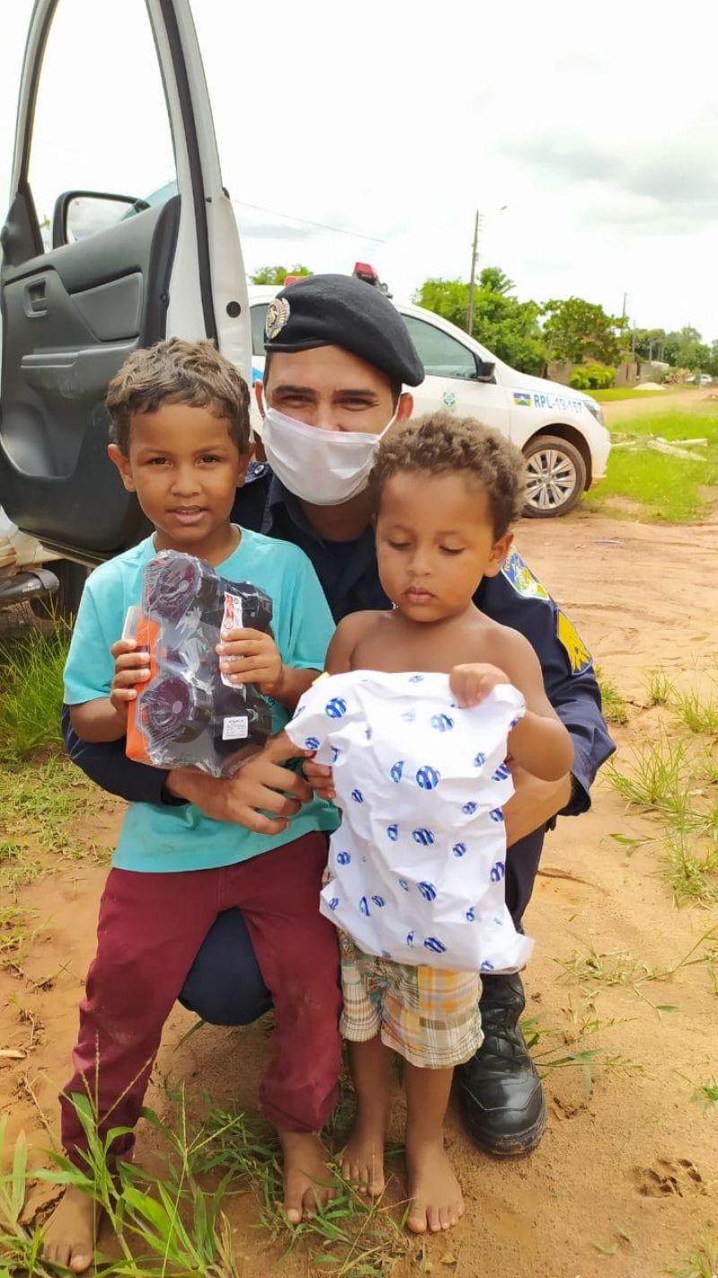 Polícia Militar realiza ação social doando presentes nos bairros de Rolim de Moura Polícia Militar realiza ação social doando presentes nos bairros de Rolim de Moura