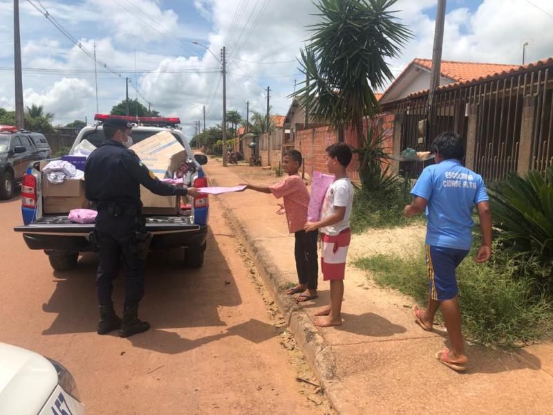 Polícia Militar realiza ação social doando presentes nos bairros de Rolim de Moura Polícia Militar realiza ação social doando presentes nos bairros de Rolim de Moura