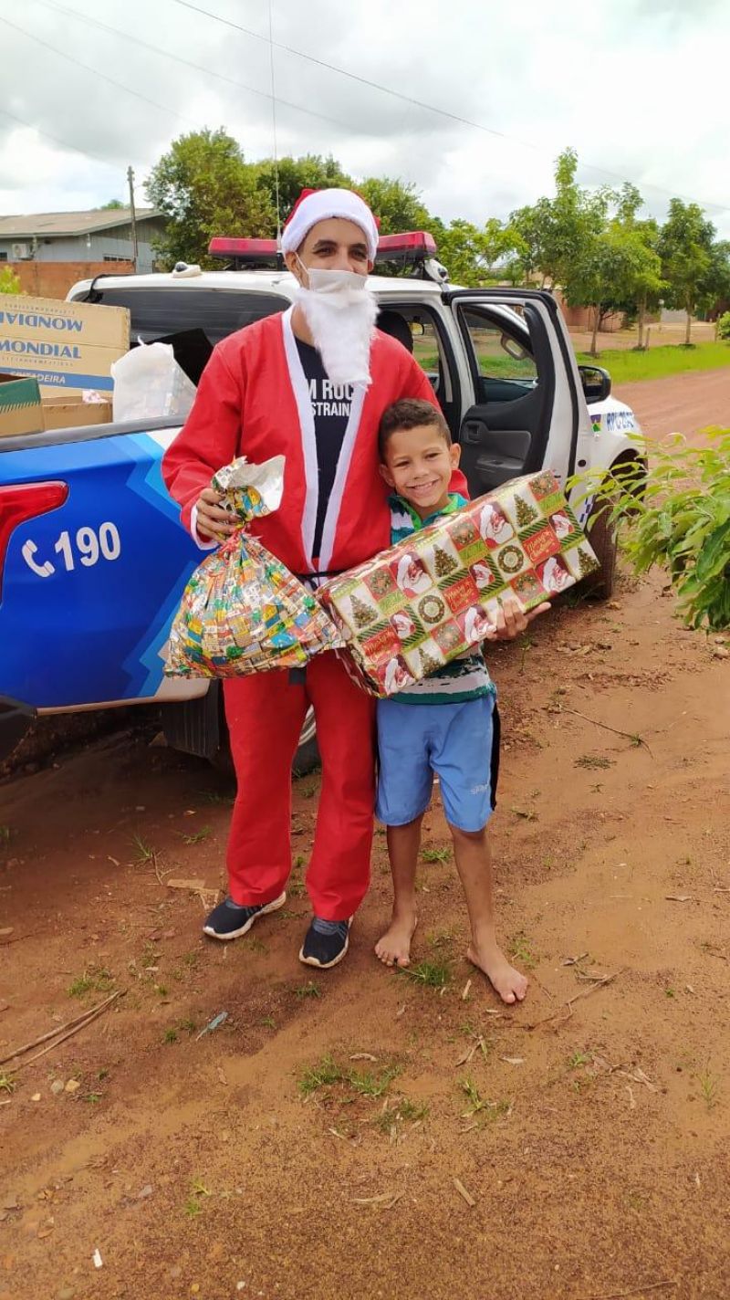 Polícia Militar realiza ação social doando presentes nos bairros de Rolim de Moura Polícia Militar realiza ação social doando presentes nos bairros de Rolim de Moura