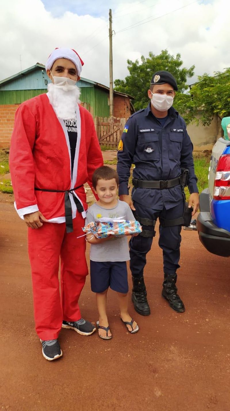 Polícia Militar realiza ação social doando presentes nos bairros de Rolim de Moura Polícia Militar realiza ação social doando presentes nos bairros de Rolim de Moura