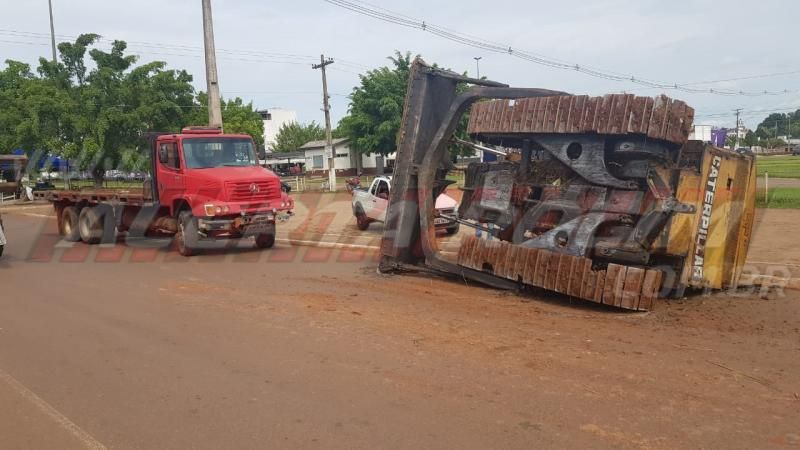 Trator esteira cai da carroceria de caminhão no Centro de Rolim de Moura Trator esteira cai da carroceria de caminhão no Centro de Rolim de Moura