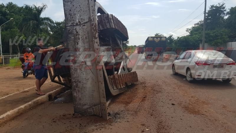Trator esteira cai da carroceria de caminhão no Centro de Rolim de Moura Trator esteira cai da carroceria de caminhão no Centro de Rolim de Moura