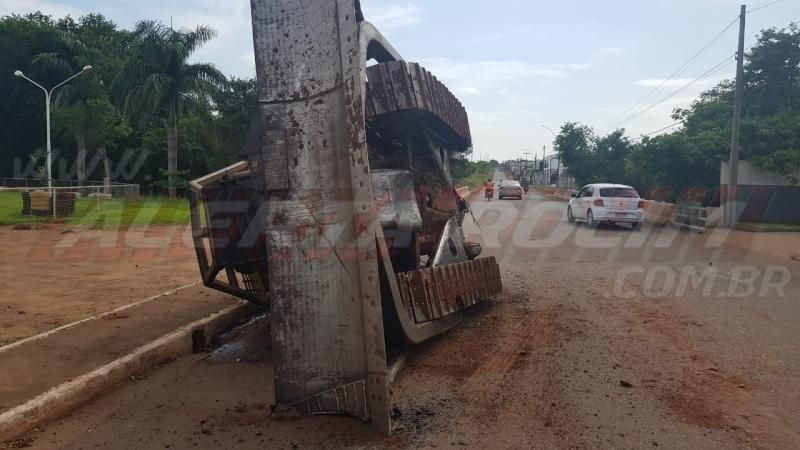 Trator esteira cai da carroceria de caminhão no Centro de Rolim de Moura Trator esteira cai da carroceria de caminhão no Centro de Rolim de Moura