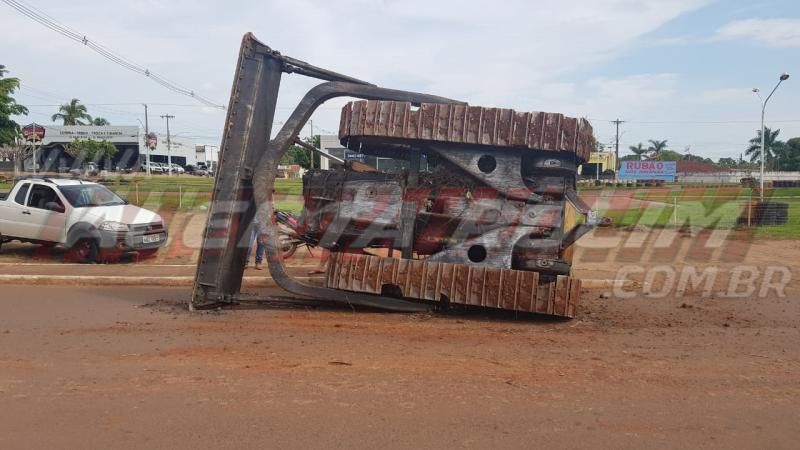 Trator esteira cai da carroceria de caminhão no Centro de Rolim de Moura