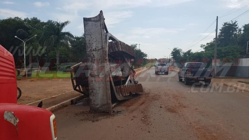 Trator esteira cai da carroceria de caminhão no Centro de Rolim de Moura Trator esteira cai da carroceria de caminhão no Centro de Rolim de Moura