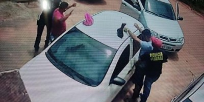 Bandidos usam uniforme da Polícia Federal e levam 90 mil reais durante assalto em Guajará-Mirim Bandidos usam uniforme da Polícia Federal e levam 90 mil reais durante assalto em Guajará-Mirim