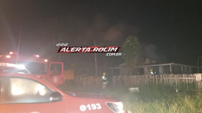 Bombeiros agem rápido e evitam que casa em madeira fosse destruída por incêndio, em Rolim de Moura Bombeiros agem rápido e evitam que casa em madeira fosse destruída por incêndio, em Rolim de Moura