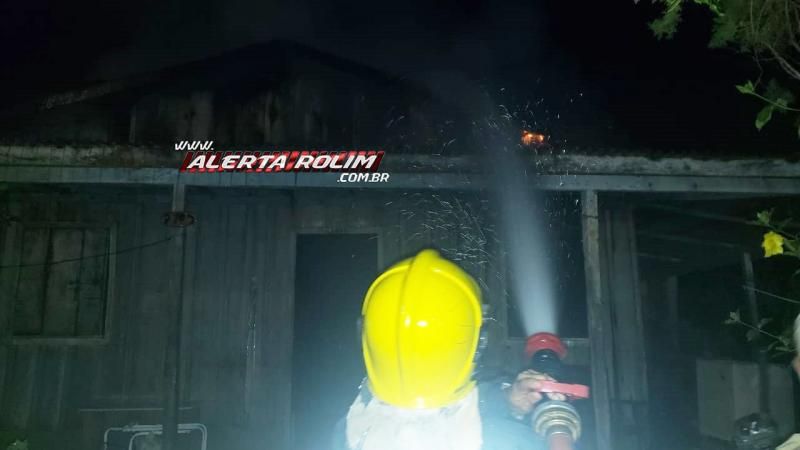 Bombeiros agem rápido e evitam que casa em madeira fosse destruída por incêndio, em Rolim de Moura Bombeiros agem rápido e evitam que casa em madeira fosse destruída por incêndio, em Rolim de Moura
