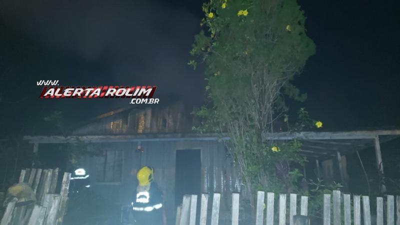 Bombeiros agem rápido e evitam que casa em madeira fosse destruída por incêndio, em Rolim de Moura Bombeiros agem rápido e evitam que casa em madeira fosse destruída por incêndio, em Rolim de Moura