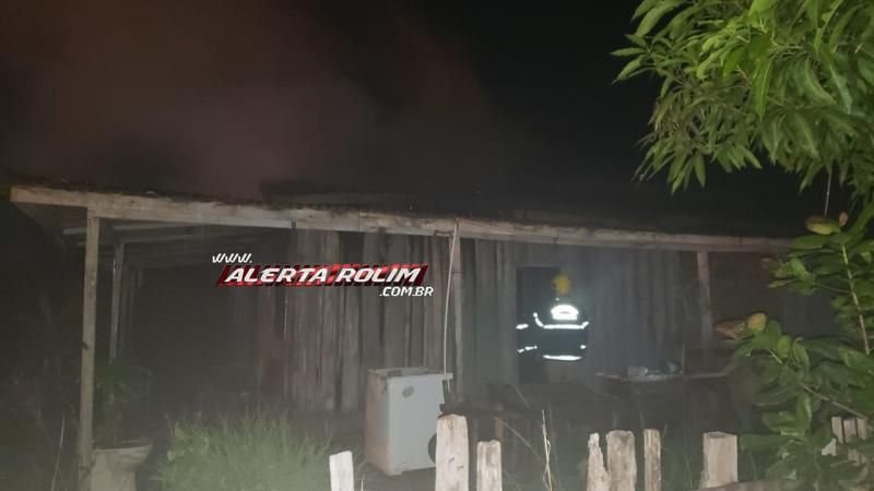 Bombeiros agem rápido e evitam que casa em madeira fosse destruída por incêndio, em Rolim de Moura Bombeiros agem rápido e evitam que casa em madeira fosse destruída por incêndio, em Rolim de Moura