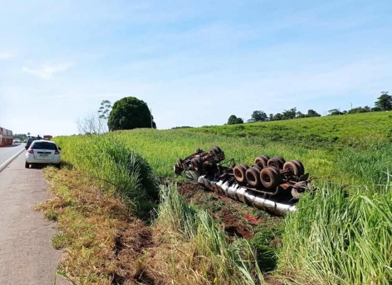 Caminhão tanque tomba na BR-364, em RO Caminhão tanque tomba na BR-364, em RO