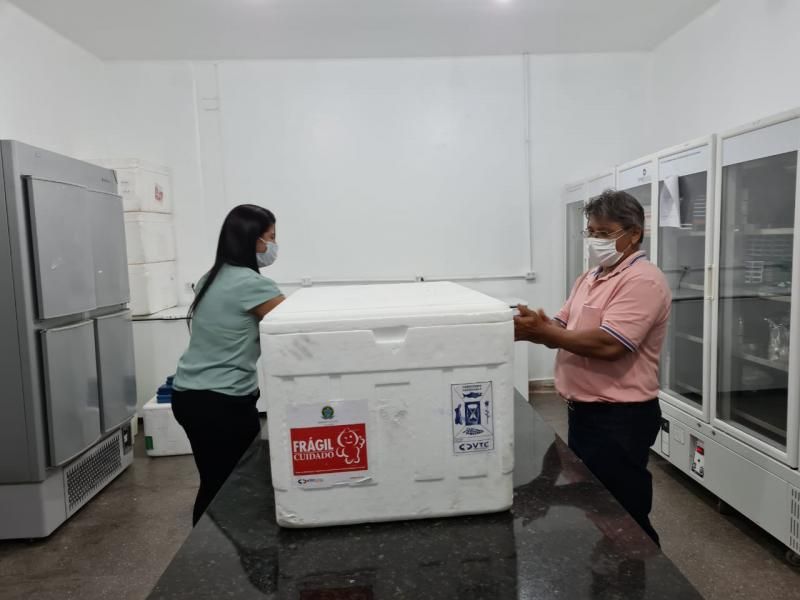 Doses da vacina de Oxford chegam a Rolim de Moura para atender municípios da Zona da Mata Doses da vacina de Oxford chegam a Rolim de Moura para atender municípios da Zona da Mata