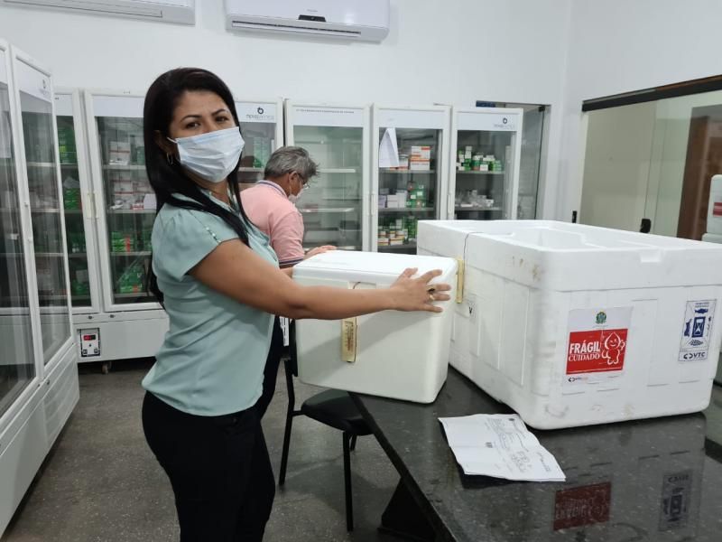Doses da vacina de Oxford chegam a Rolim de Moura para atender municípios da Zona da Mata Doses da vacina de Oxford chegam a Rolim de Moura para atender municípios da Zona da Mata
