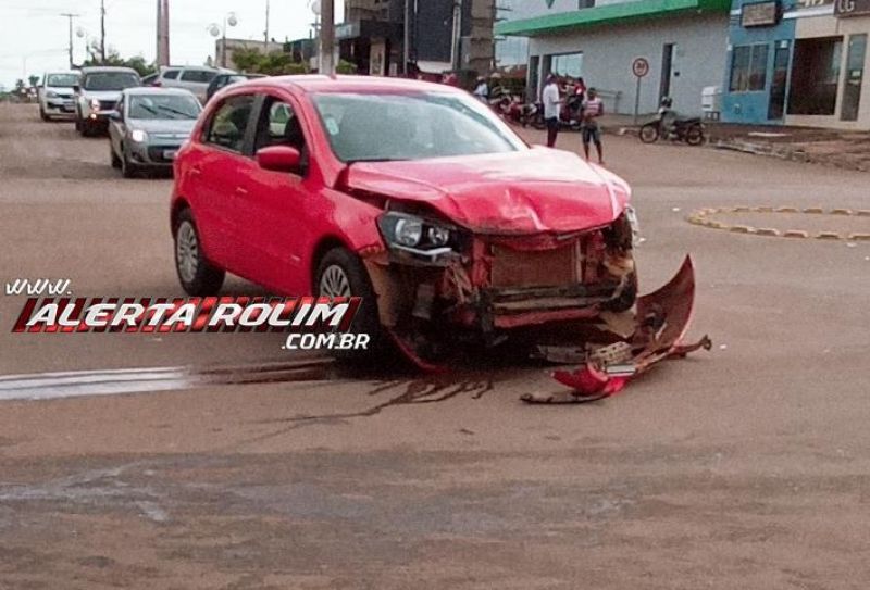 Colisão entre dois carros é registrada no Centro de Rolim de Moura Colisão entre dois carros é registrada no Centro de Rolim de Moura