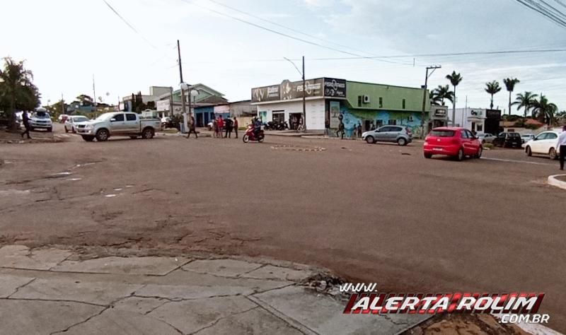 Colisão entre dois carros é registrada no Centro de Rolim de Moura Colisão entre dois carros é registrada no Centro de Rolim de Moura