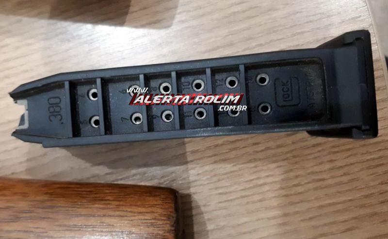 Atualizada - Homem alvejado a tiros não resistiu e foi a óbito no hospital; armas de fogo e drogas foram encontradas na casa da vítima  Atualizada - Homem alvejado a tiros não resistiu e foi a óbito no hospital; armas de fogo e drogas foram encontradas na casa da vítima