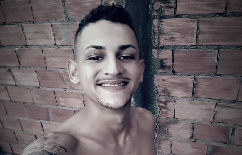 Atualizada - Homem alvejado a tiros não resistiu e foi a óbito no hospital; armas de fogo e drogas foram encontradas na casa da vítima  Atualizada - Homem alvejado a tiros não resistiu e foi a óbito no hospital; armas de fogo e drogas foram encontradas na casa da vítima