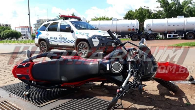 Irmãos são socorridos após colisão entre carro e moto no Centro de Rolim de Moura Irmãos são socorridos após colisão entre carro e moto no Centro de Rolim de Moura
