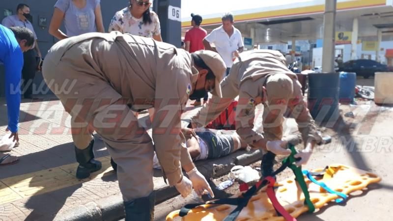 Irmãos são socorridos após colisão entre carro e moto no Centro de Rolim de Moura Irmãos são socorridos após colisão entre carro e moto no Centro de Rolim de Moura