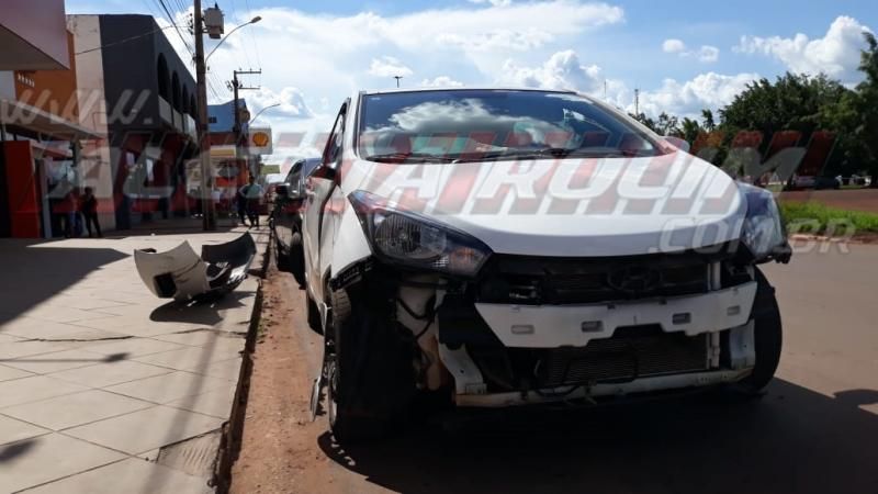 Irmãos são socorridos após colisão entre carro e moto no Centro de Rolim de Moura Irmãos são socorridos após colisão entre carro e moto no Centro de Rolim de Moura