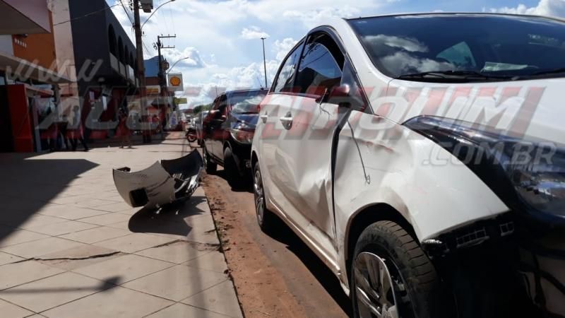 Irmãos são socorridos após colisão entre carro e moto no Centro de Rolim de Moura Irmãos são socorridos após colisão entre carro e moto no Centro de Rolim de Moura