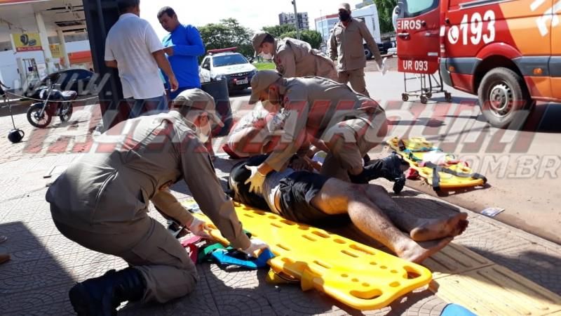 Irmãos são socorridos após colisão entre carro e moto no Centro de Rolim de Moura Irmãos são socorridos após colisão entre carro e moto no Centro de Rolim de Moura