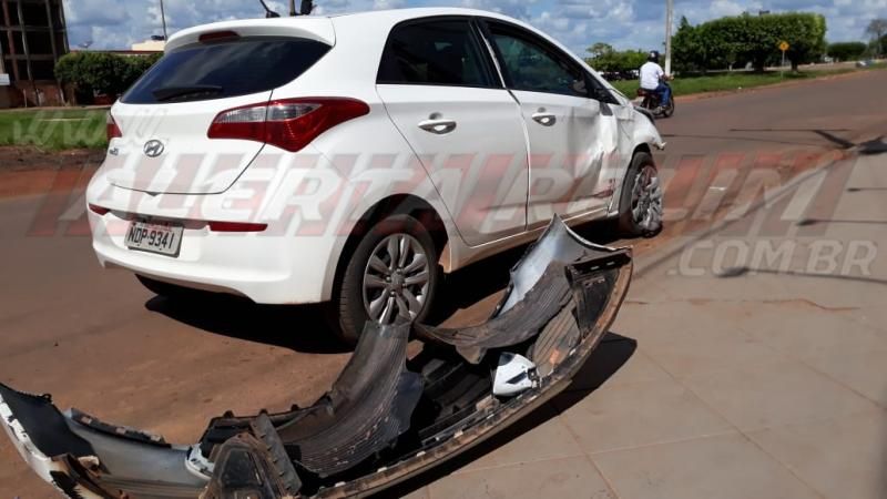 Irmãos são socorridos após colisão entre carro e moto no Centro de Rolim de Moura Irmãos são socorridos após colisão entre carro e moto no Centro de Rolim de Moura