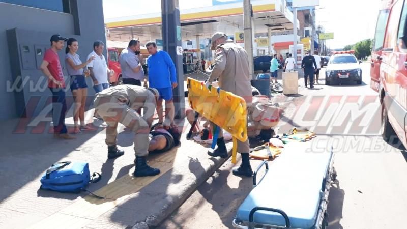 Irmãos são socorridos após colisão entre carro e moto no Centro de Rolim de Moura Irmãos são socorridos após colisão entre carro e moto no Centro de Rolim de Moura