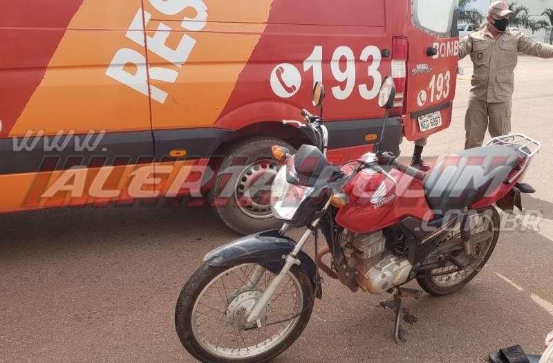 Motociclista é socorrido pelo Corpo de Bombeiros após se chocar contra lateral de caminhonete, em Rolim de Moura Motociclista é socorrido pelo Corpo de Bombeiros após se chocar contra lateral de caminhonete, em Rolim de Moura