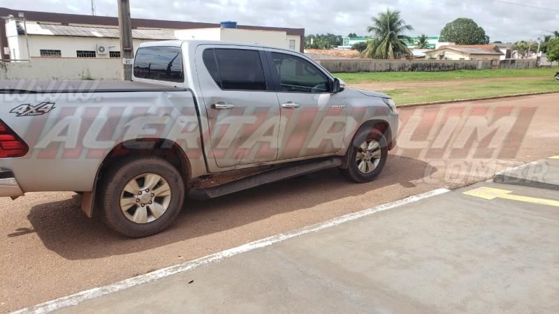 Motociclista é socorrido pelo Corpo de Bombeiros após se chocar contra lateral de caminhonete, em Rolim de Moura Motociclista é socorrido pelo Corpo de Bombeiros após se chocar contra lateral de caminhonete, em Rolim de Moura