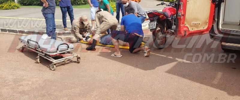 Motociclista é socorrido pelo Corpo de Bombeiros após se chocar contra lateral de caminhonete, em Rolim de Moura Motociclista é socorrido pelo Corpo de Bombeiros após se chocar contra lateral de caminhonete, em Rolim de Moura