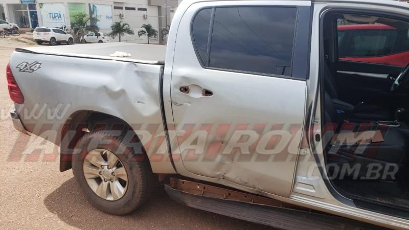 Motociclista é socorrido pelo Corpo de Bombeiros após se chocar contra lateral de caminhonete, em Rolim de Moura Motociclista é socorrido pelo Corpo de Bombeiros após se chocar contra lateral de caminhonete, em Rolim de Moura